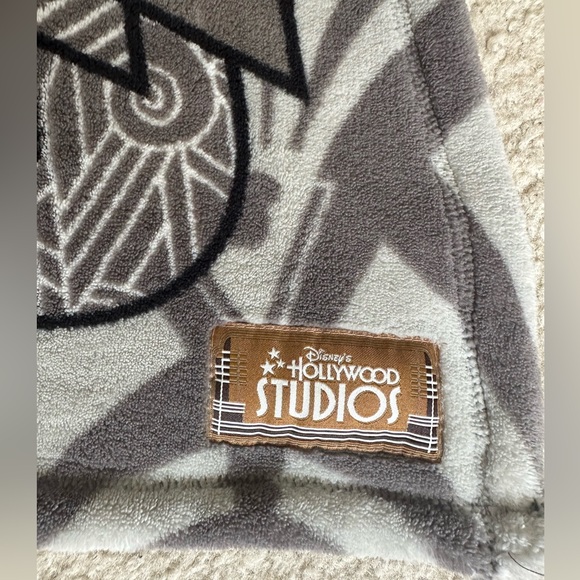Disney’s Hollywood Studios throw/blanket - Picture 3 of 11